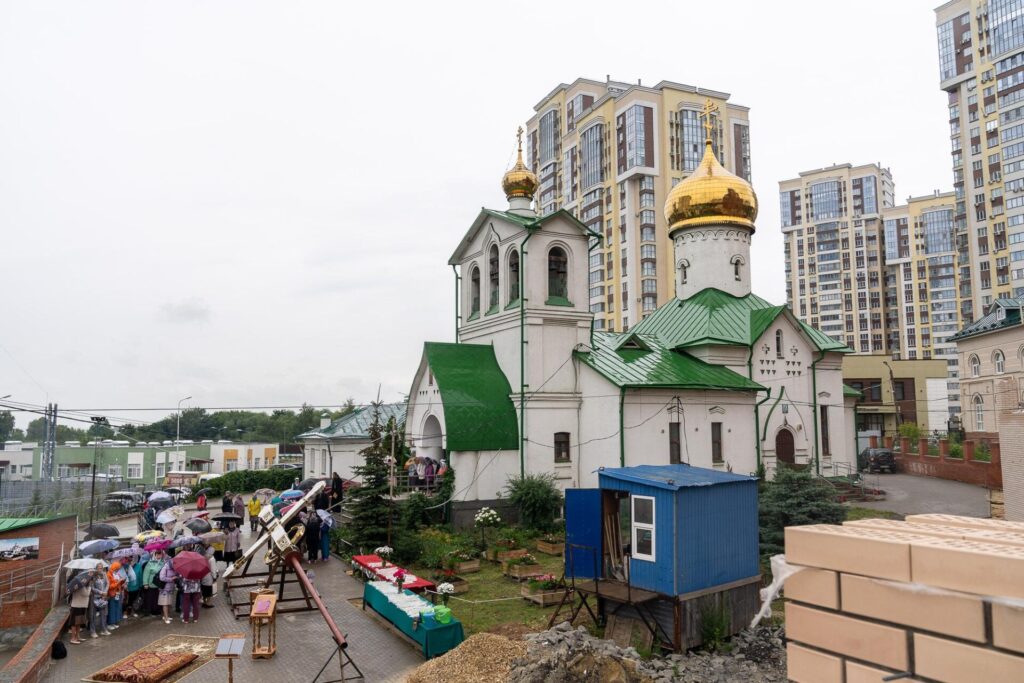 Митрополит Марк освятил крест Васильевского храма в Дашково-Песочне Митрополит Марк освятил крест Васильевского храма в Дашково-Песочне Освящение креста состоялось в субботу, 15 июля, в преддверии празднования памяти святителя.