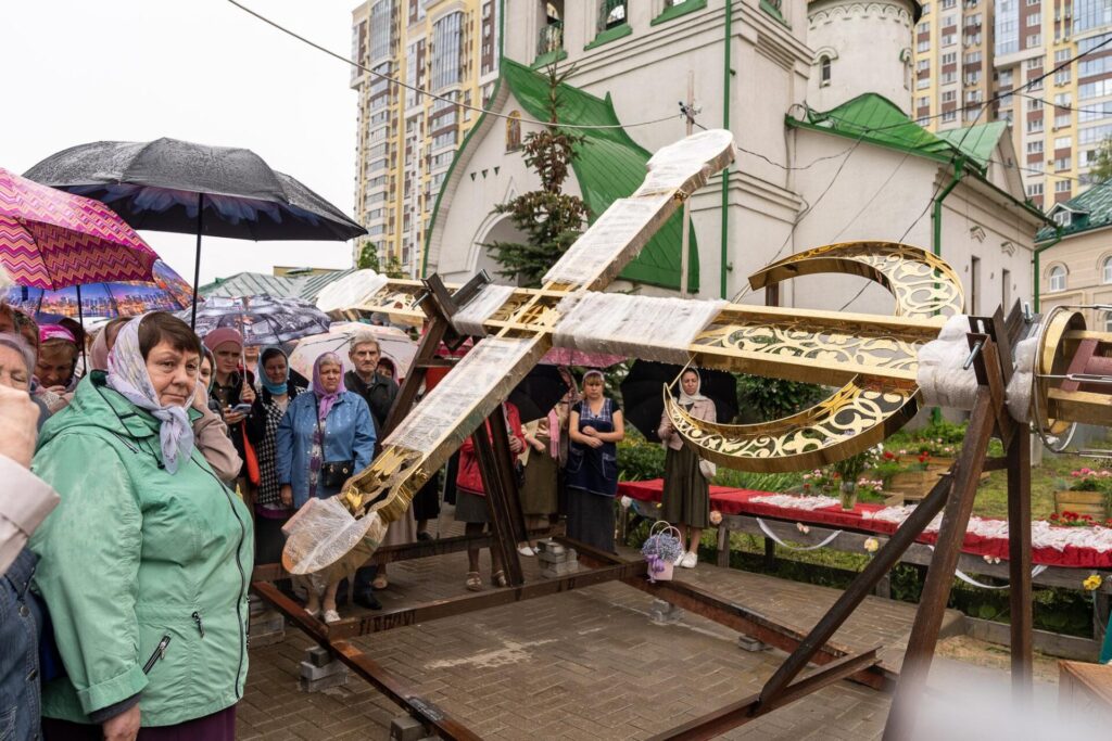 Митрополит Марк освятил крест Васильевского храма в Дашково-Песочне Митрополит Марк освятил крест Васильевского храма в Дашково-Песочне Освящение креста состоялось в субботу, 15 июля, в преддверии празднования памяти святителя.
