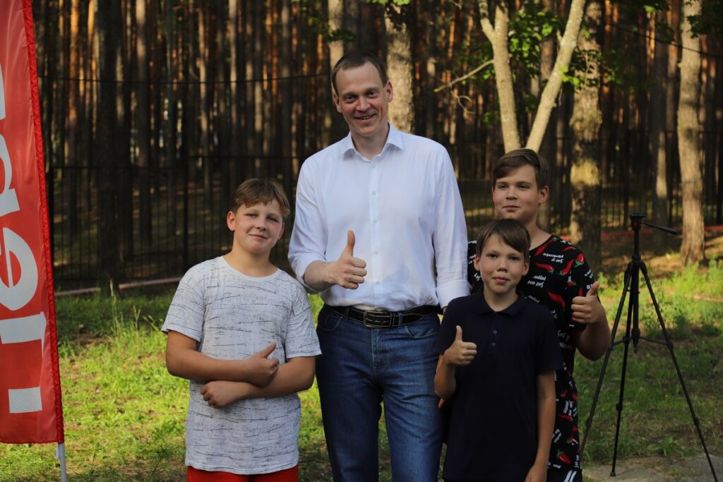 Павел Малков высоко оценил деятельность регионального «Движения первых» 27 июля губернатор Рязанской области посетил лагерь «Лучезарный», где проходит смена Общероссийского общественно-государственного движения детей и молодежи «Движение первых».