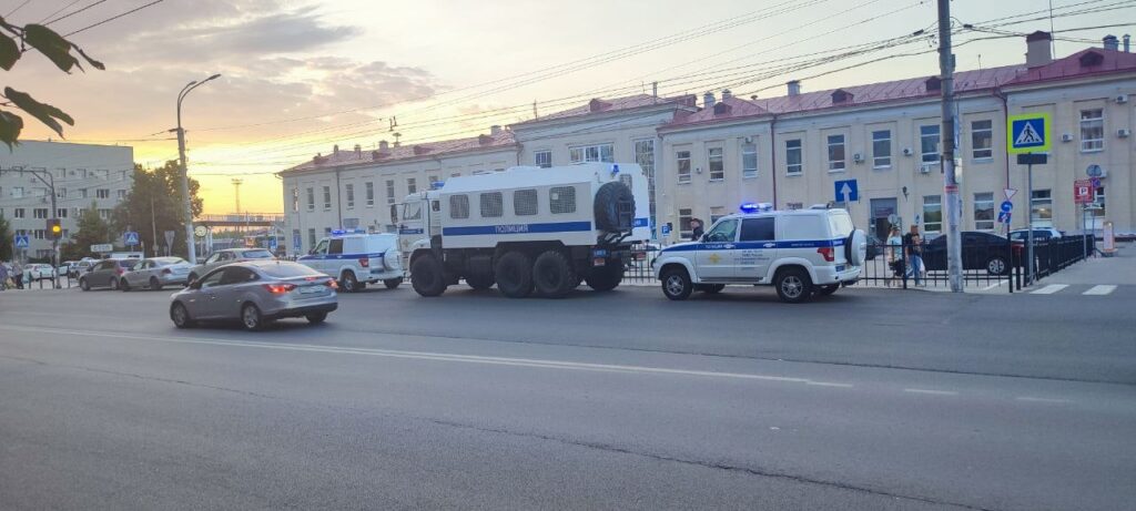 В центре Рязани заметили множество сотрудников полиции По словам очевидца, на улицах находилось «море ППСников», замечены полицейский «Камаз», УАЗ.
