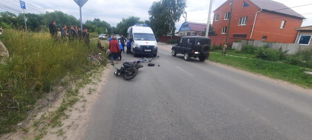Парень на мопеде сбил велосипедиста на улице Коняева в Рязани Водитель и 16-летний пассажир мопеда госпитализированы, велосипедисту потребовалась помощь медиков.