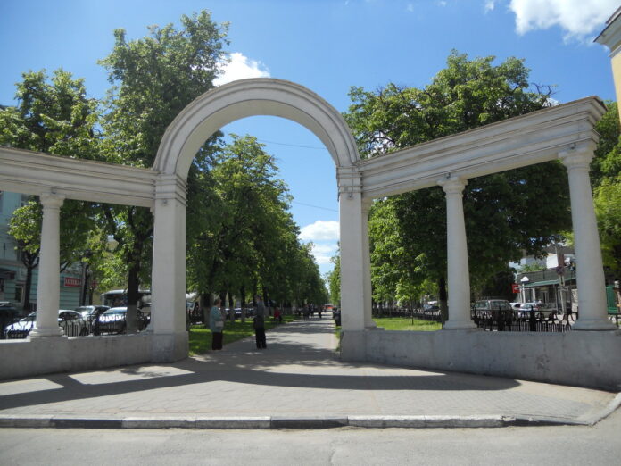 Бульвар на улице Есенина в Рязани