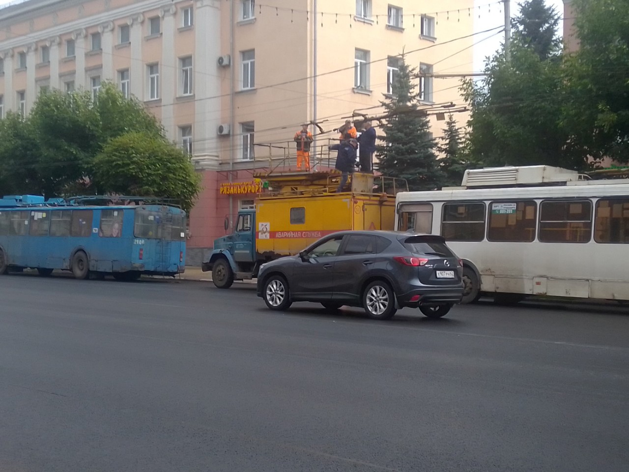 На Первомайском проспекте троллейбусы встали в пробку | 21.07.2023 | Рязань  - БезФормата