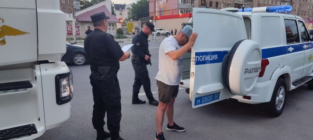 В центре Рязани заметили множество сотрудников полиции По словам очевидца, на улицах находилось «море ППСников», замечены полицейский «Камаз», УАЗ.