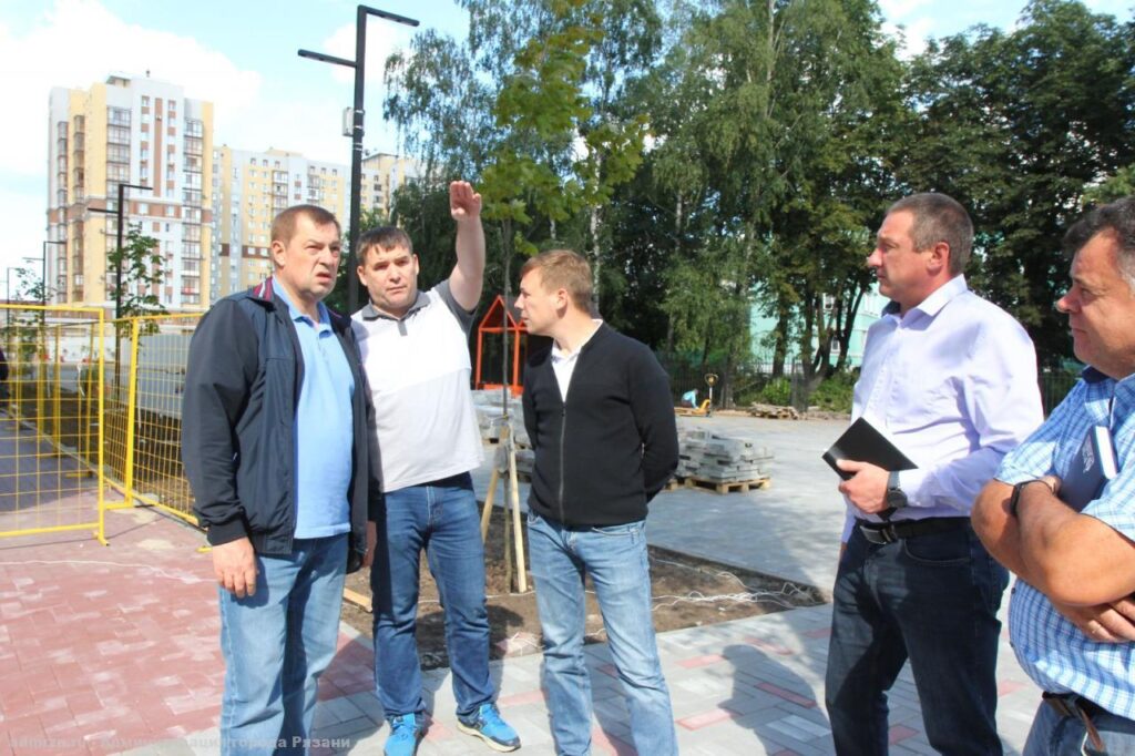 Виталий Артёмов 22 июля проверил благоустройство и подготовку Рязани к зиме Виталий Артёмов 22 июля проверил благоустройство и подготовку Рязани к зиме Виталий Артёмов вместе с руководителями структурных подразделений провёл объезд городских территорий