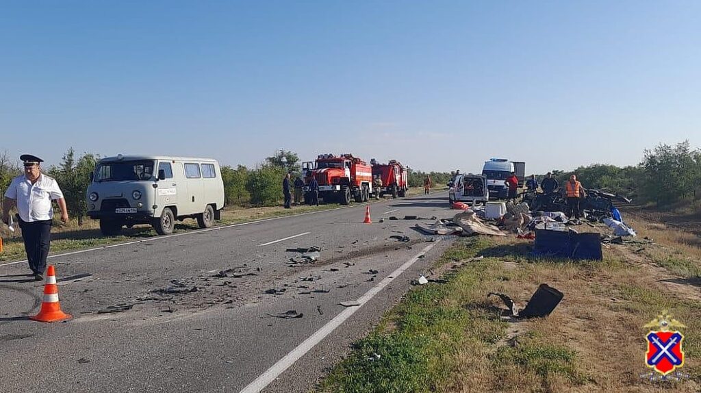 Ребёнок и трое взрослых погибли в ДТП в Волгоградской области Ребёнок и трое взрослых погибли в ДТП в Волгоградской области Столкновение автомобилей ВАЗ и «Лада Ларгус» произошло 7 июля в 06.30 на 687 километре автодороги Р-229 «Самара — Пугачев — Энгельс — Волгоград».
