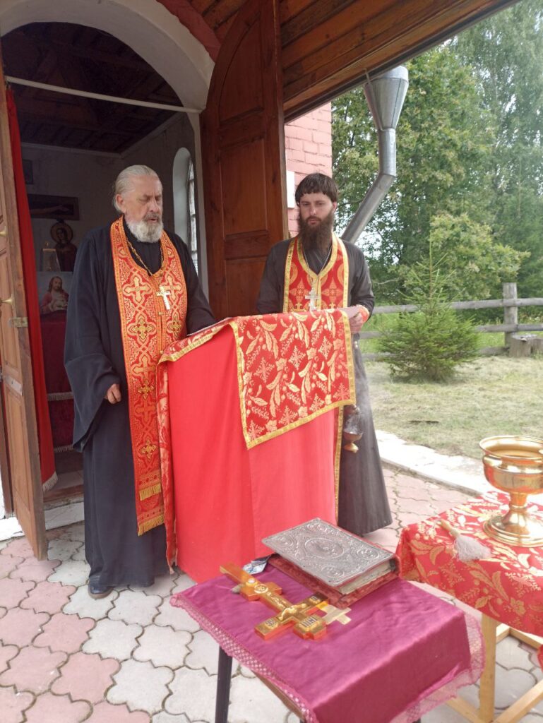 На часовню в честь мученика Ипатия Триполийского в деревне Фролово установили новый купол На часовню в честь мученика Ипатия Триполийского в деревне Фролово установили новый купол Благодарственный молебен совершили настоятель Успенского храма села Мосолово иерей Василий Крючков и настоятель Иверского храма села Муратово иерей Леонид Трибис.