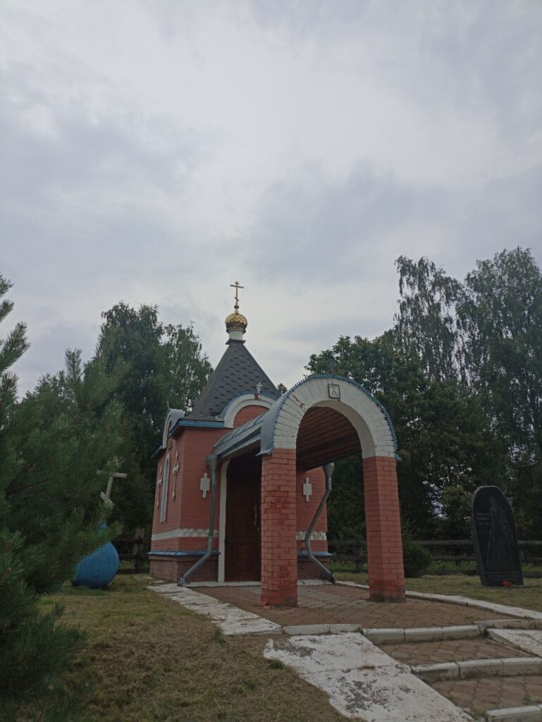 На часовню в честь мученика Ипатия Триполийского в деревне Фролово установили новый купол На часовню в честь мученика Ипатия Триполийского в деревне Фролово установили новый купол Благодарственный молебен совершили настоятель Успенского храма села Мосолово иерей Василий Крючков и настоятель Иверского храма села Муратово иерей Леонид Трибис.