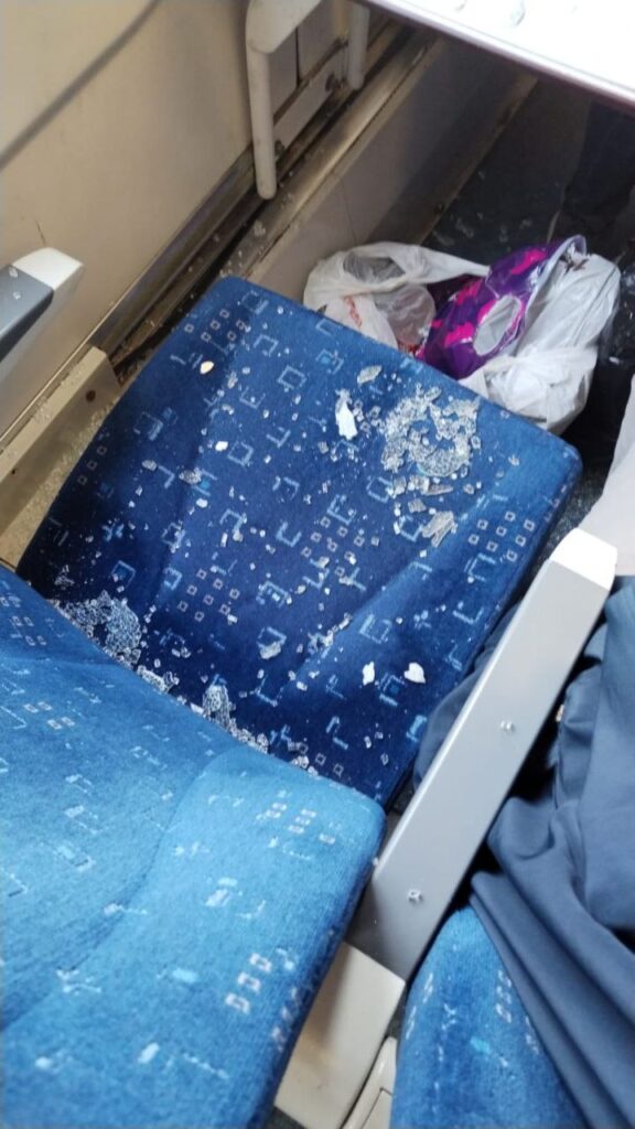 В экспрессе Рязань — Москва во время движения камнем разбили окно По словам рязанца, камень прилетел в окно в районе населённого пункта Фаустово.