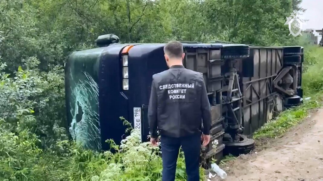В Карелии перевернулся туристический автобус.
