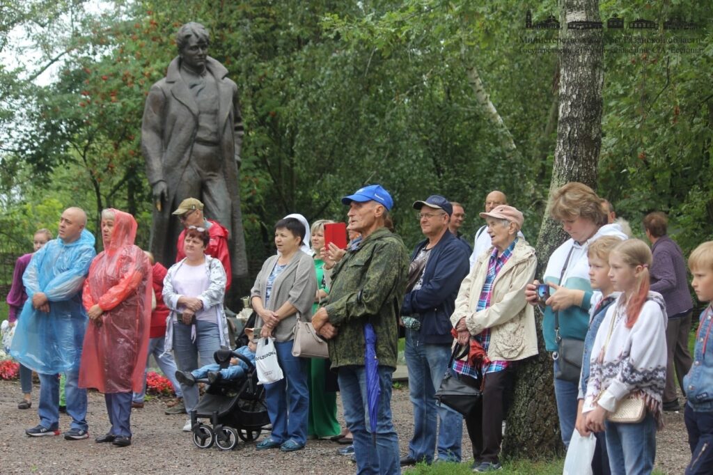 В Константинове отметили 58-летие музея-заповедника Поздравить с днем рождения музей-заповедник приехала Заслуженная артистка России Екатерина Гусева со своим инструментальным ансамблем «Рапсодия».