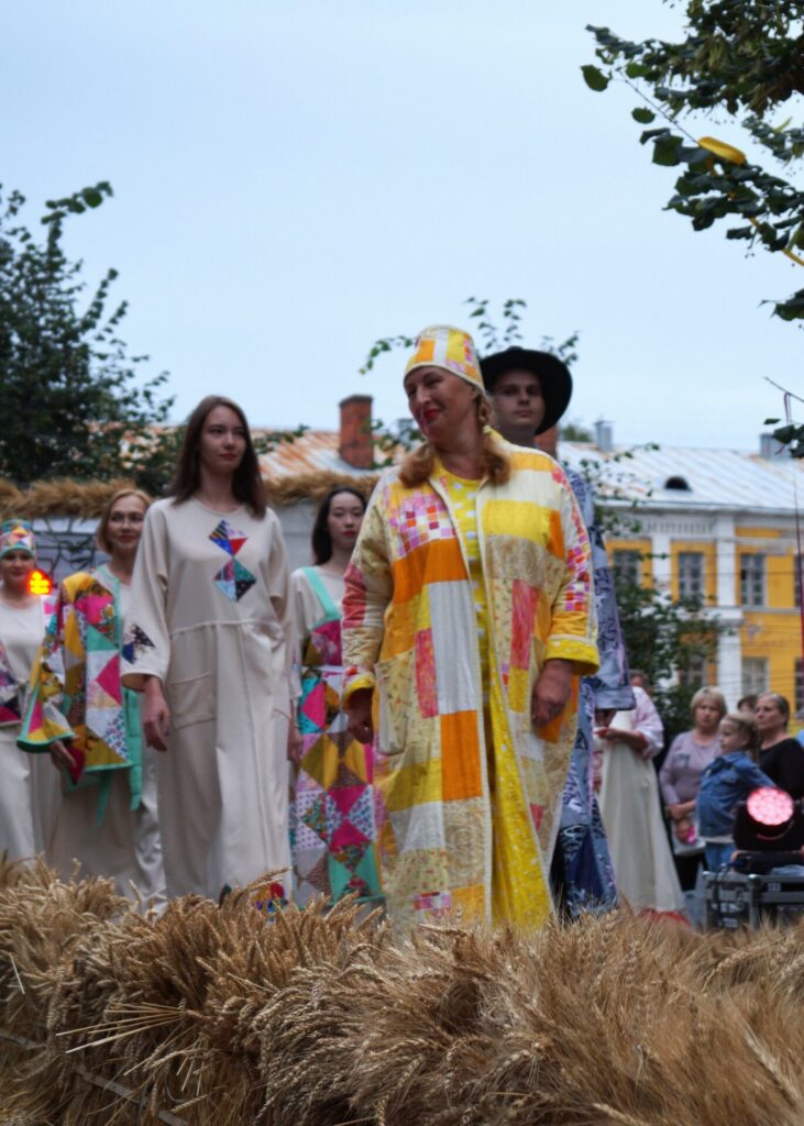Фестиваль лоскутной моды в Рязани открылся показом мужской коллекции «Воины леса»