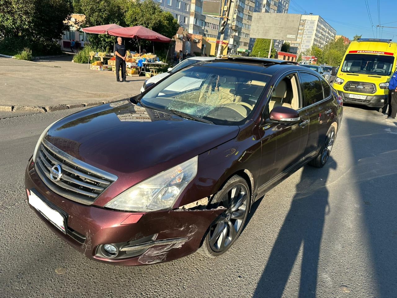 На улице Новосёлов Nissan Teana сбил 20-летнего велосипедиста