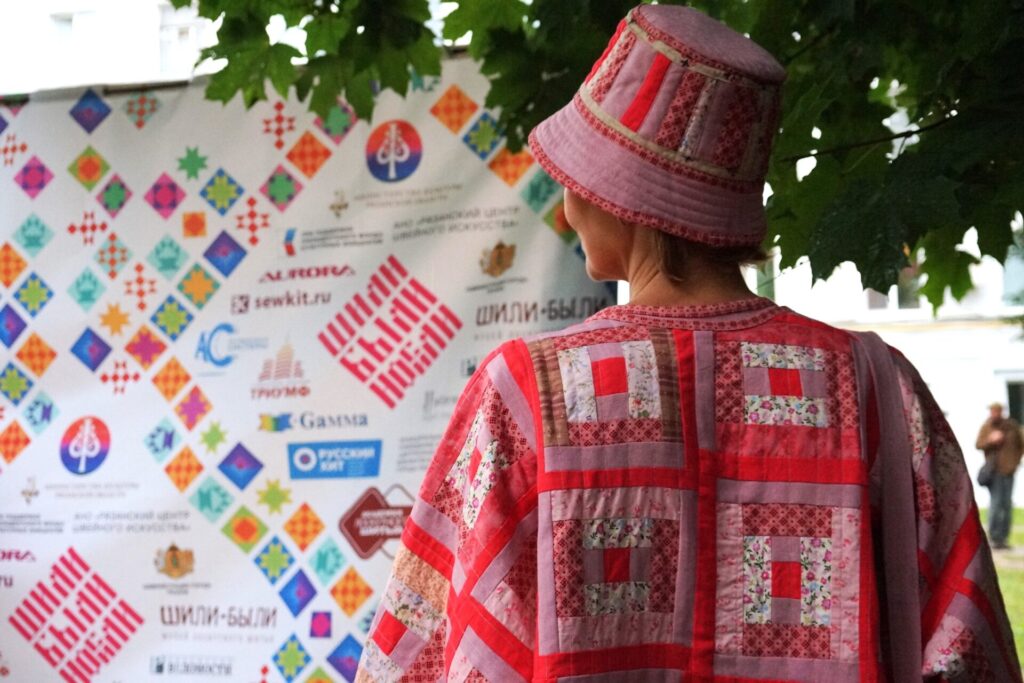 Третий день фестиваля лоскутной моды «Шили-были и носили» прошел под дождем Третий день фестиваля лоскутной моды «Шили-были и носили» прошел под дождем