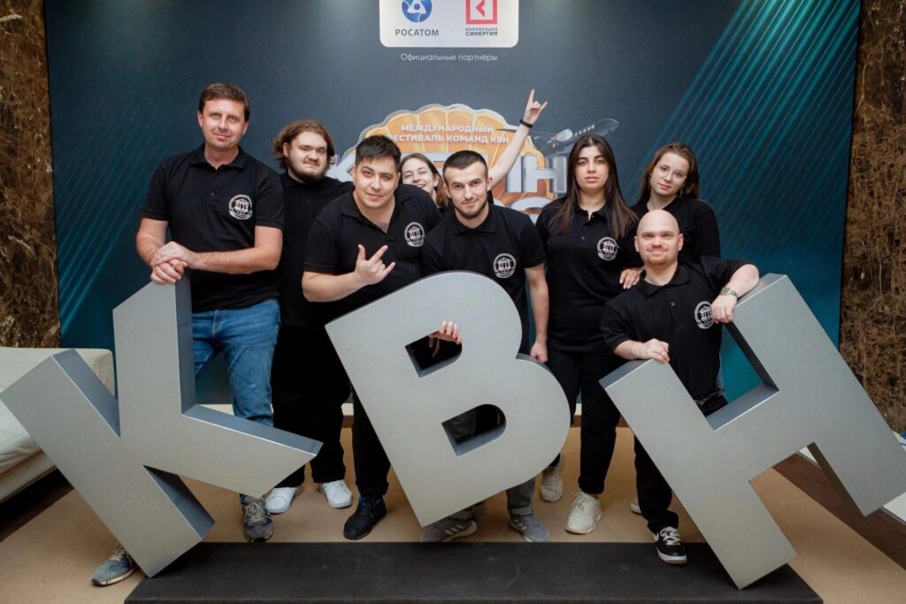Организаторы фестиваля «Поющий Косопуз 2023» начали представлять команды-участницы Организаторы фестиваля «Поющий Косопуз 2023» начали представлять команды-участницы Напомним, «Поющий Косопуз 2023» состоится на площадке Зелёного театра ЦПКиО 25 августа в 18.00.