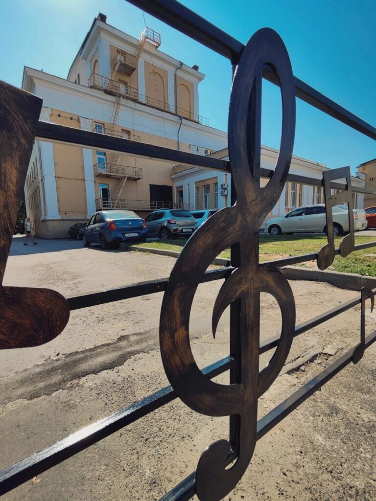Музыкальные ворота в виде нотного стана появились у филармонии в Рязани
