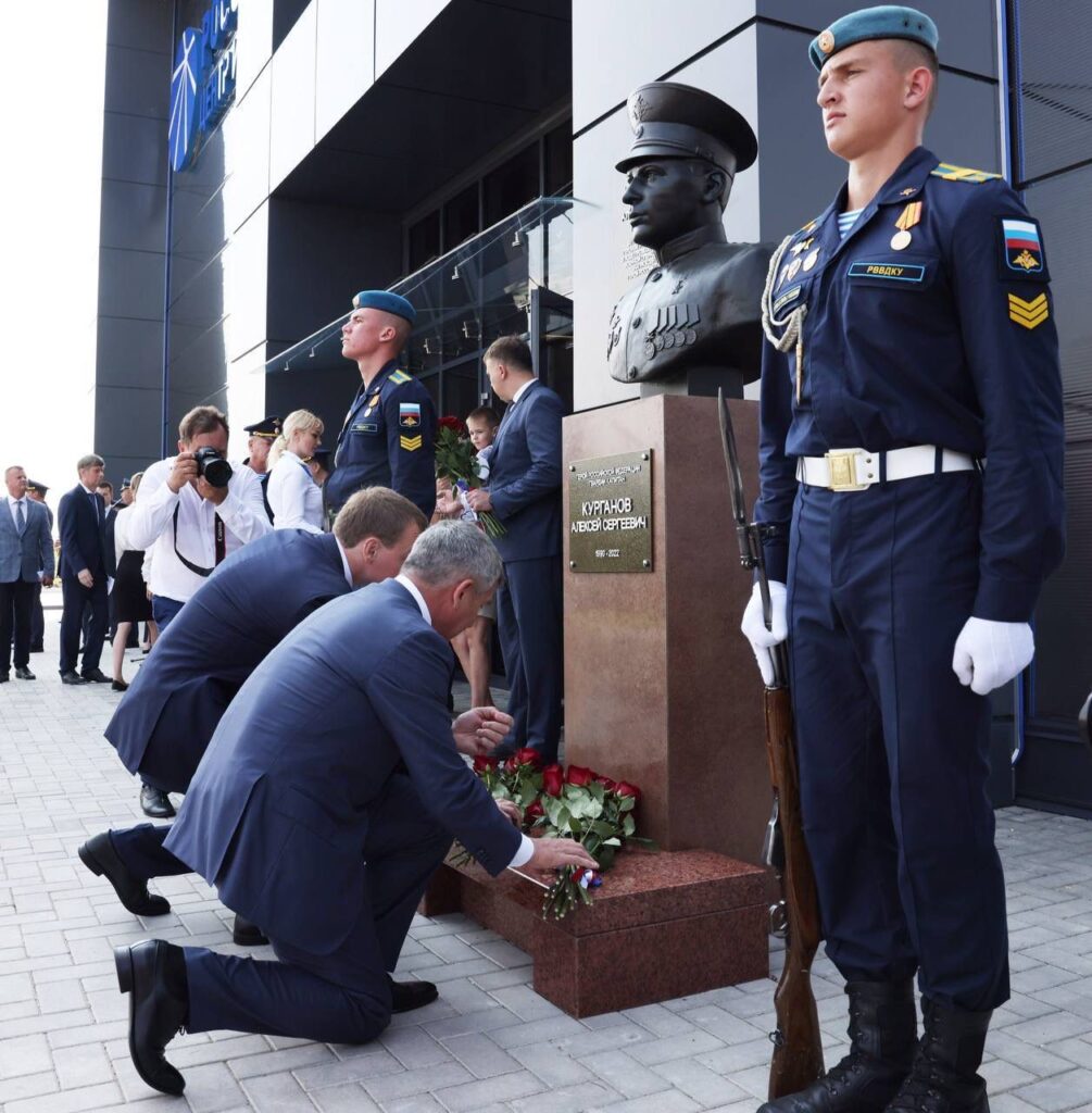 В Рязани открылась подстанция 110 кВ «Развитие» имени Героя России А.С. Курганова 4 августа был введен в работу центр питания 110 кВ «Развитие» имени Героя Российской Федерации, гвардии капитана Алексея Сергеевича Курганова. С воинскими почестями открыт расположенный на территории энергообъекта бюст Алексея Сергеевича.