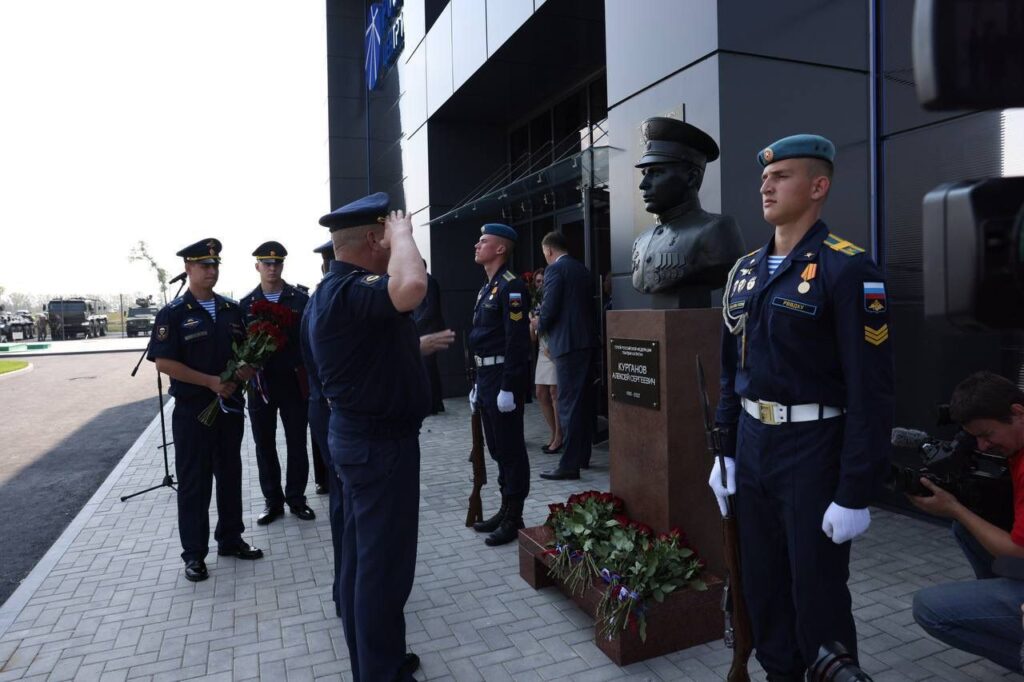 В Рязани открылась подстанция 110 кВ «Развитие» имени Героя России А.С. Курганова 4 августа был введен в работу центр питания 110 кВ «Развитие» имени Героя Российской Федерации, гвардии капитана Алексея Сергеевича Курганова. С воинскими почестями открыт расположенный на территории энергообъекта бюст Алексея Сергеевича.