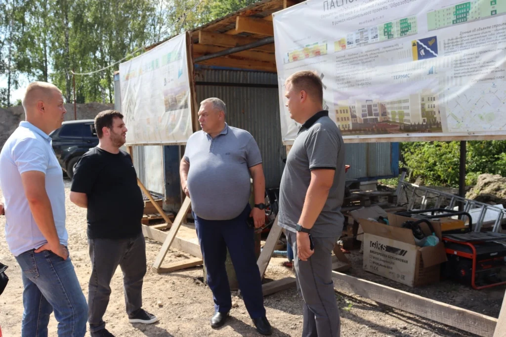 Иван Бахилов встретился с подрядчиками, которые работают на объектах в Касимове Иван Бахилов встретился с подрядчиками, которые работают на объектах в Касимове Встречи состоялись в четверг, 17 августа.
