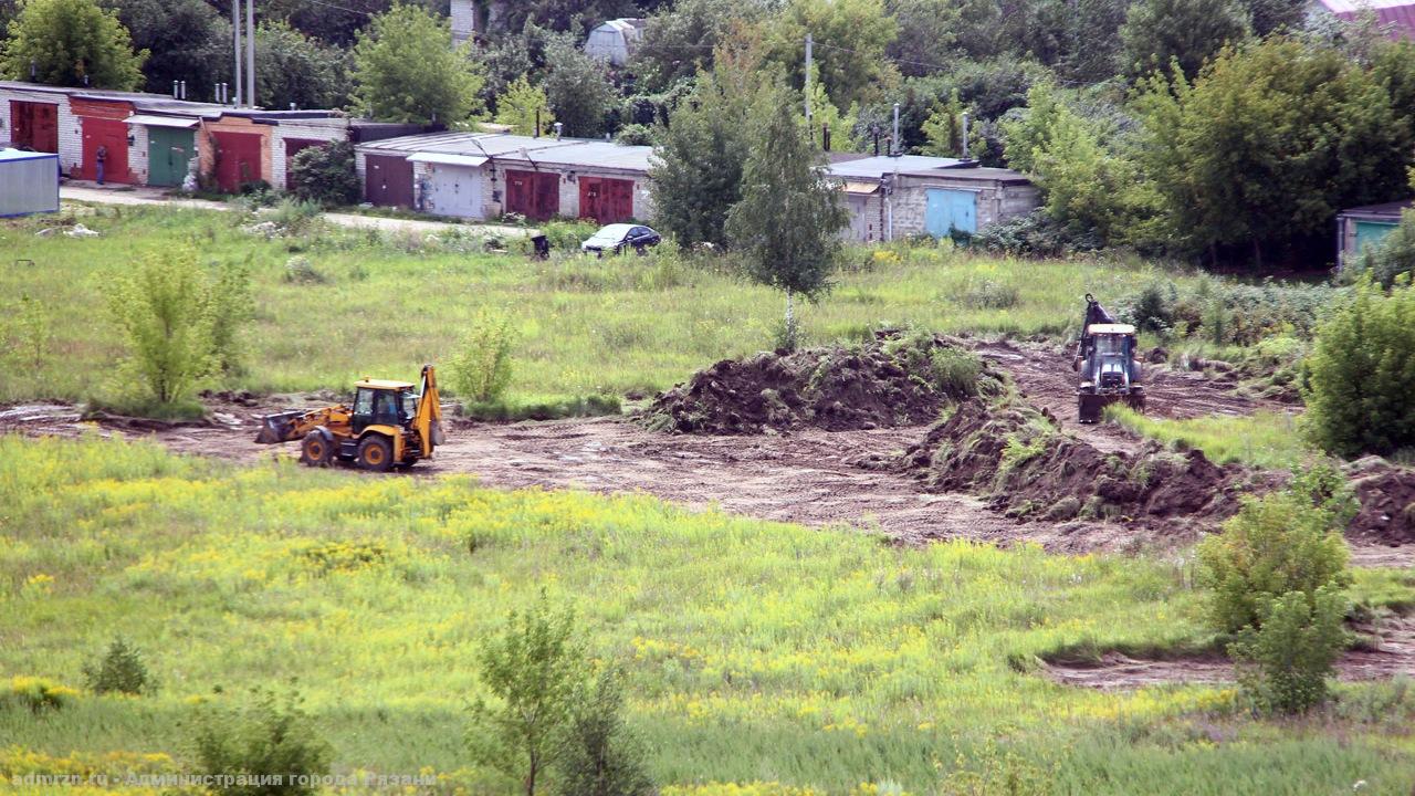 На место строительства школы в Семчино прибыла техника