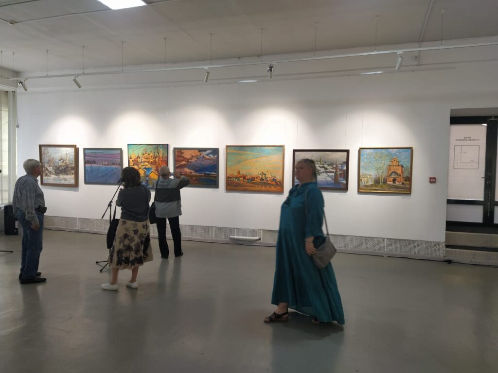 На Форуме «Юность древних городов» работает выставка работ коломенских живописцев На Форуме «Юность древних городов» работает выставка работ коломенских живописцев Яркая экспозиция состоит из множества картин, часто отражающих виды Старой Коломны и близлежащих населённых пунктов.
