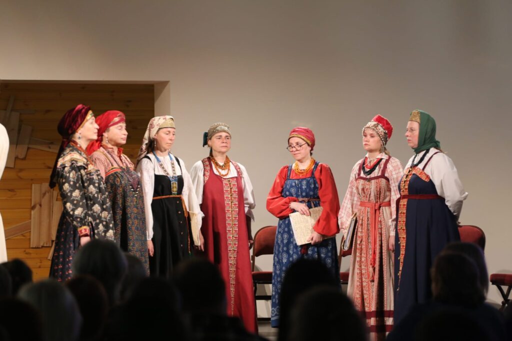 В Рязани прозвучала древнерусская духовная музыка в исполнении ансамбля «Сирин» В Рязани прозвучала древнерусская духовная музыка в исполнении ансамбля «Сирин» Репертуар коллектива поистине уникален, часть его была представлена рязанцам в уютном камерном зале Рязанской областной филармонии.