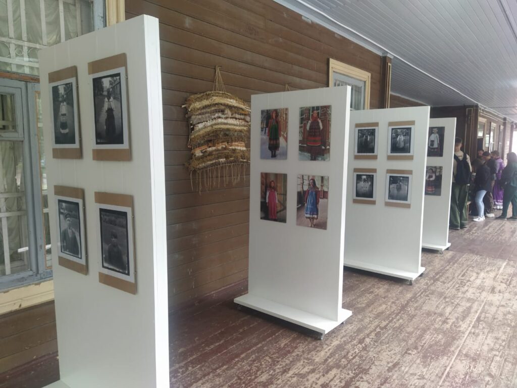 Рязанцев приглашают полюбоваться традиционным рязанским костюмом Рязанцев приглашают полюбоваться традиционным рязанским костюмом В рамках VI Международного Форума древних городов в Рязанском областном научно-методическом центре народного творчества работает выставка декоративно-прикладного искусства «Кто в камке, кто в парче, а мы в холсту – по нарядному мосту».