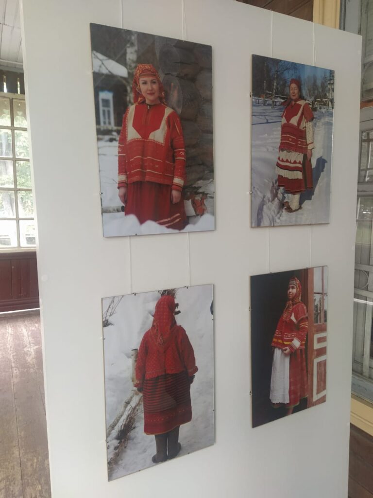 Рязанцев приглашают полюбоваться традиционным рязанским костюмом Рязанцев приглашают полюбоваться традиционным рязанским костюмом В рамках VI Международного Форума древних городов в Рязанском областном научно-методическом центре народного творчества работает выставка декоративно-прикладного искусства «Кто в камке, кто в парче, а мы в холсту – по нарядному мосту».