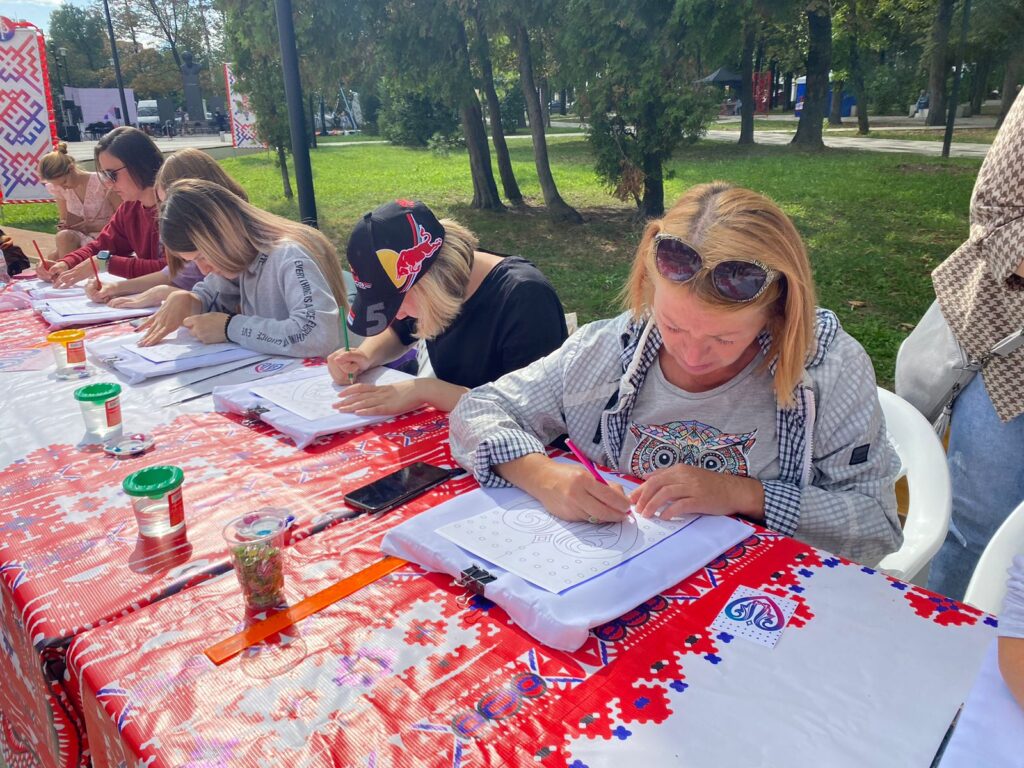 Рязанцы на мастер-классе расписали шопперы символикой Форума древних городов Рязанцы на мастер-классе расписали шопперы символикой Форума древних городов В творческом событии принимали участие юные художники и их родители.