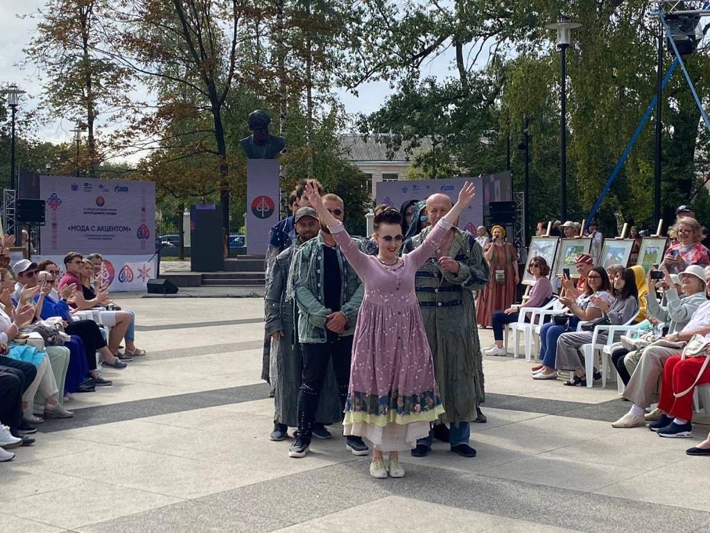 В Рязани презентовали «Моду с акцентом» В Рязани презентовали «Моду с акцентом» 26 августа на площадке Верхнего городского сада состоялась презентация авторских коллекций одежды «Мода с акцентом» в рамках VI Международного Форума «Юность древних городов».