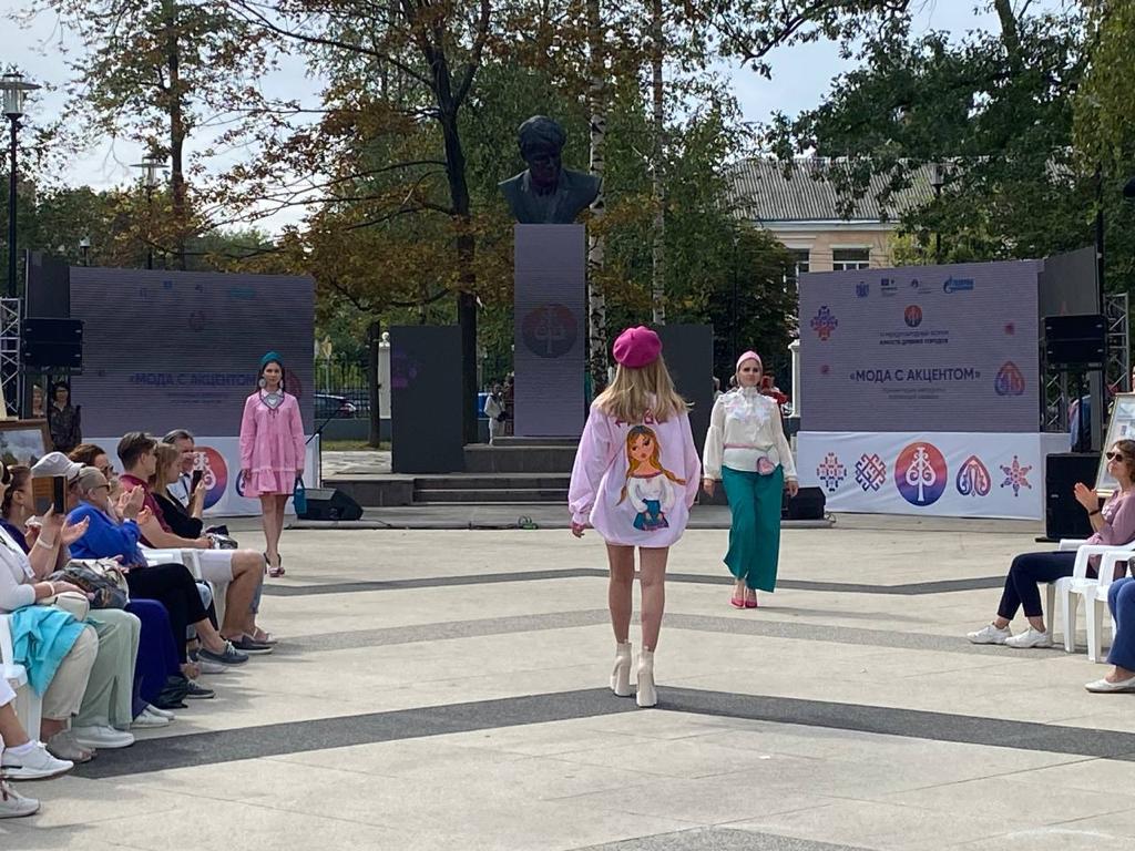 В Рязани презентовали «Моду с акцентом» В Рязани презентовали «Моду с акцентом» 26 августа на площадке Верхнего городского сада состоялась презентация авторских коллекций одежды «Мода с акцентом» в рамках VI Международного Форума «Юность древних городов».