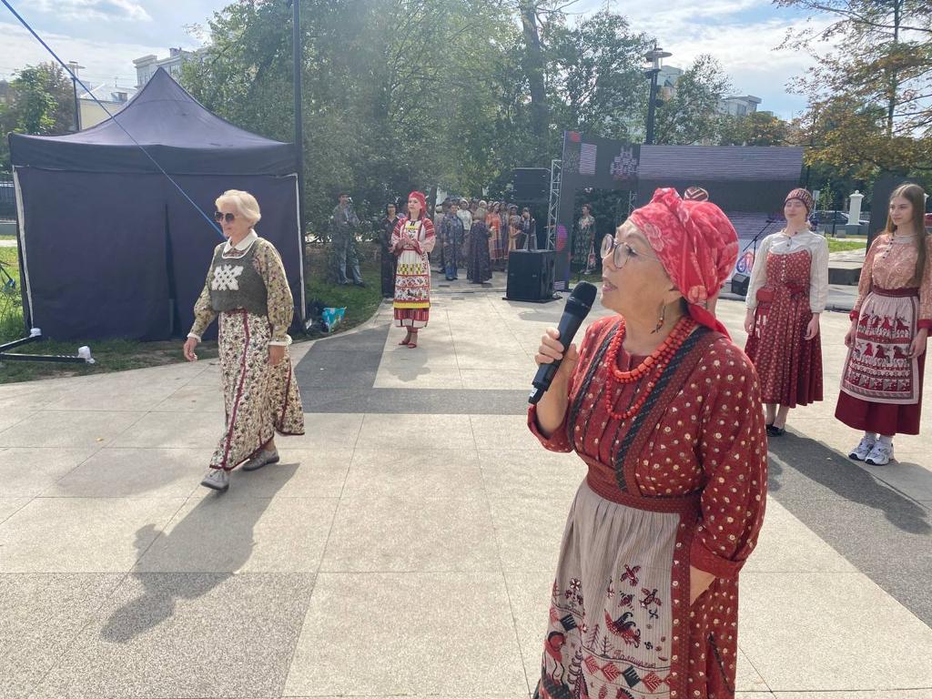 В Рязани презентовали «Моду с акцентом» В Рязани презентовали «Моду с акцентом» 26 августа на площадке Верхнего городского сада состоялась презентация авторских коллекций одежды «Мода с акцентом» в рамках VI Международного Форума «Юность древних городов».
