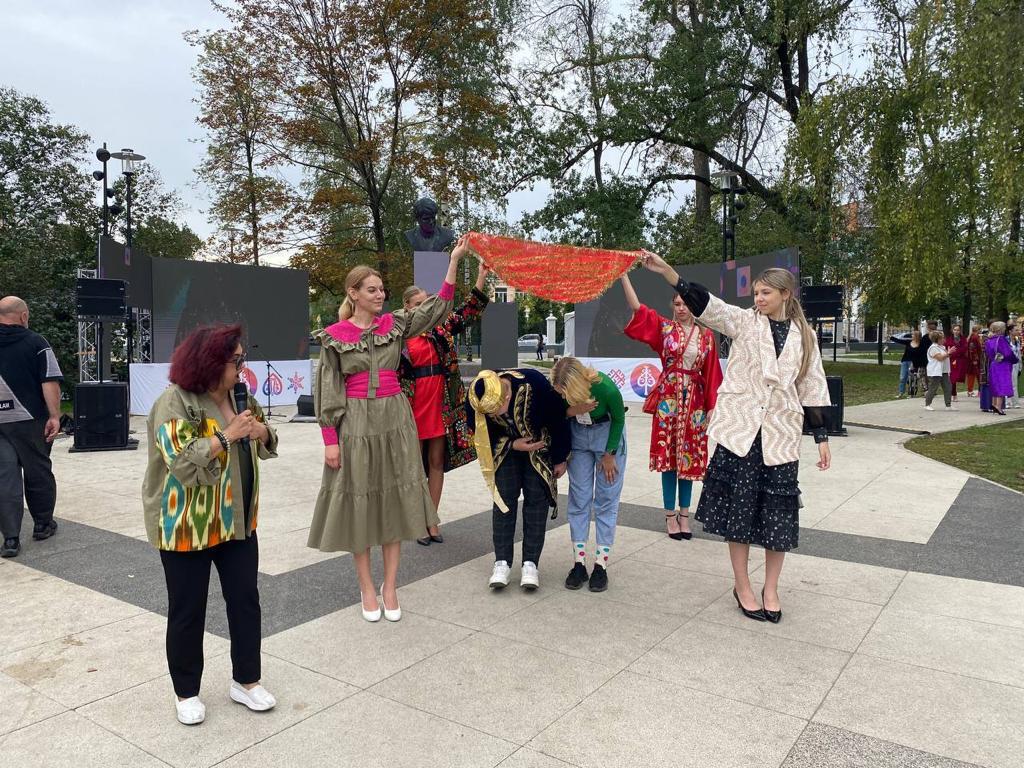 В Рязани презентовали «Моду с акцентом» В Рязани презентовали «Моду с акцентом» 26 августа на площадке Верхнего городского сада состоялась презентация авторских коллекций одежды «Мода с акцентом» в рамках VI Международного Форума «Юность древних городов».