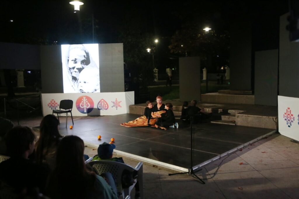 В Рязани разгадывали тайны «Чёрной шкатулки» и вдохновлялись стихами Федерико Гарсиа Лорки Необычную постановку представила арт-студия «Кинодебют» (режиссёр - Урсула Макарова).