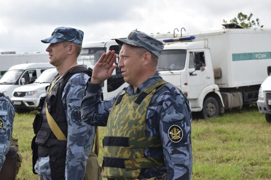 В рязанской колонии отработали действия при возможных массовых беспорядках В рязанской колонии отработали действия при возможных массовых беспорядках По легенде учений, в колонии произошли массовые беспорядки с захватом заложника.