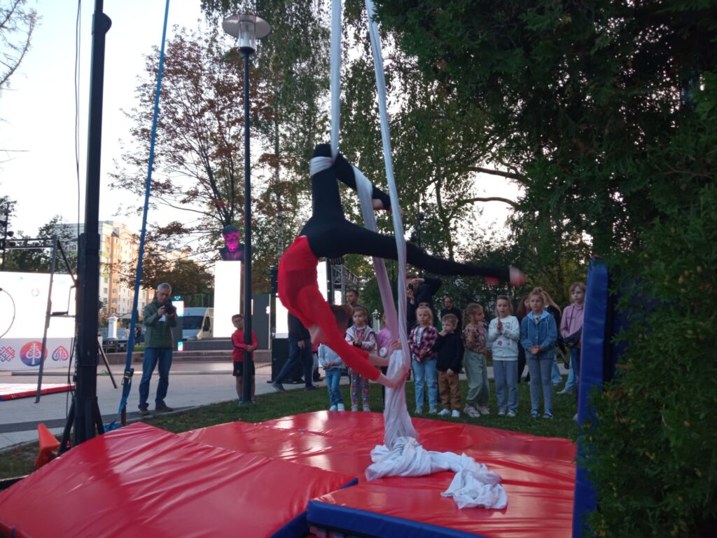25 августа прошло шоу воздушных гимнастов в Верхнем городском саду в Рязани