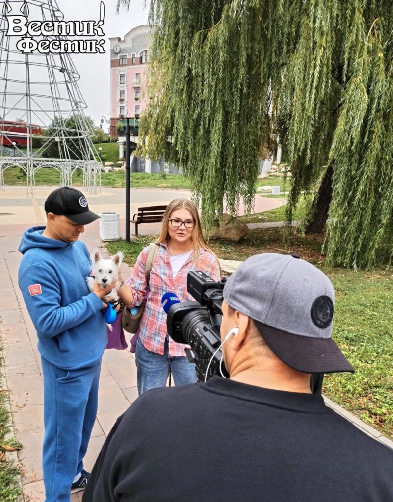 В Рязани собачий фестиваль «Вестик-Фестик» собрал рекордное количество участников В Рязани собачий фестиваль «Вестик-Фестик» собрал рекордное количество участников Монопородная встреча собак породы вест хайленд уайт терьер «Вестик-Фестик» прошла в Рязани в 9-й раз, на сей раз на Лыбедском бульваре.
