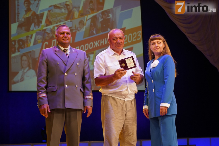 Рязанских железнодорожников поздравили с профессиональным праздником Рязанских железнодорожников поздравили с профессиональным праздником Накануне Дня железнодорожника, который отметят 6 августа, состоялся большой праздник, гостями которого стали работники Московско-Рязанского региона Московской железной дороги.