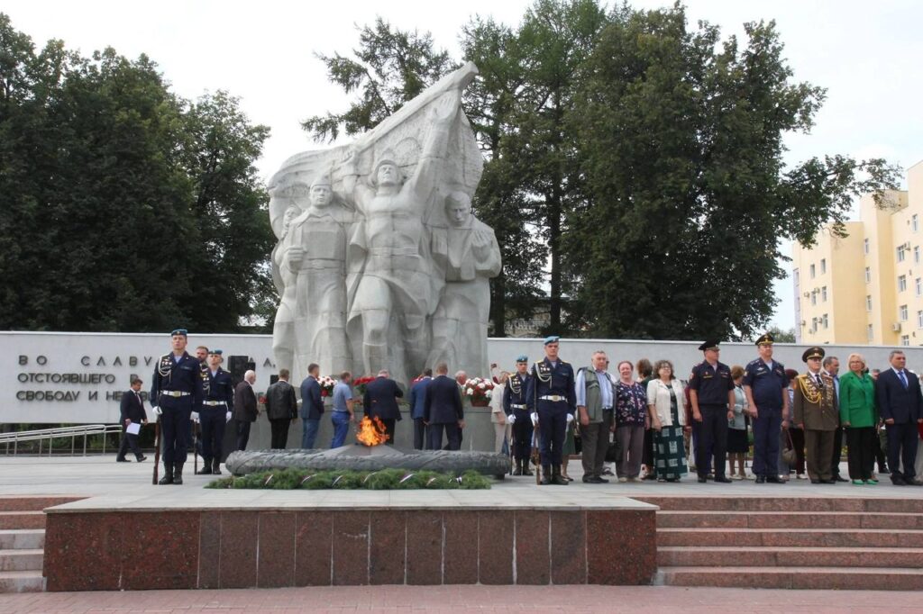 В Рязани почтили память погибших в Курской битве В Рязани почтили память погибших в Курской битве Курская битва продолжалась почти 50 дней — с 5 июля по 23 августа 1943 года.