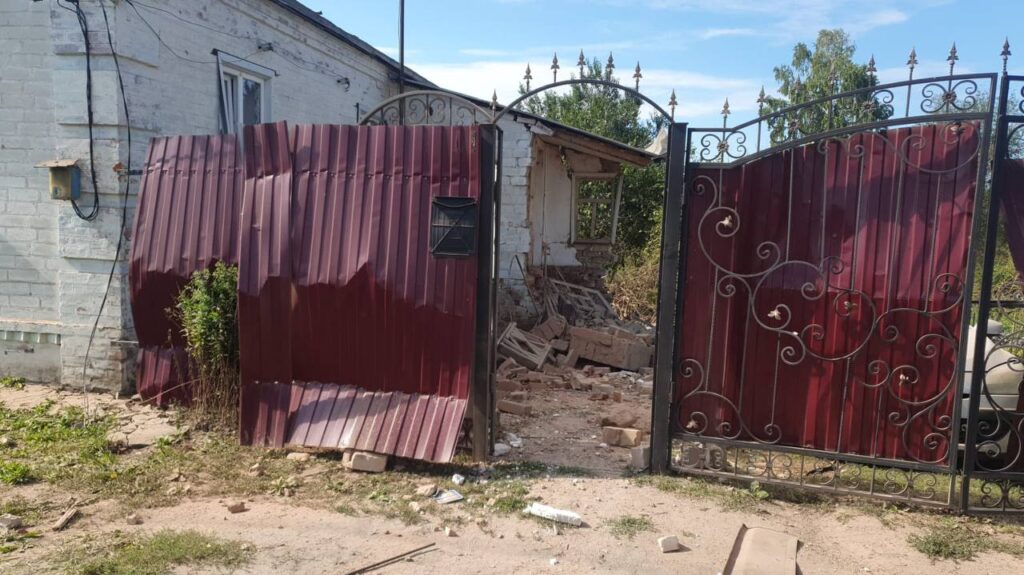 ВСУ обстреляли посёлок в Белгородской области кассетными боеприпасами ВСУ обстреляли посёлок в Белгородской области кассетными боеприпасами Повреждены дома, магазин, автомобили, пострадали четыре человека.