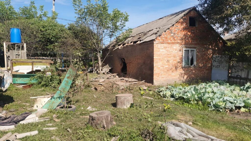 ВСУ обстреляли посёлок в Белгородской области кассетными боеприпасами ВСУ обстреляли посёлок в Белгородской области кассетными боеприпасами Повреждены дома, магазин, автомобили, пострадали четыре человека.