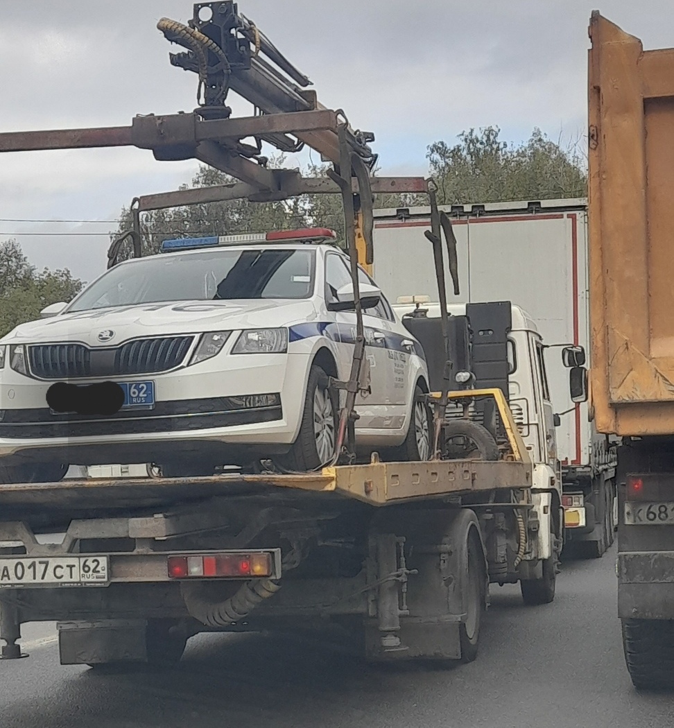 В Рязани заметили эвакуатор, перевозящий автомобиль ДПС