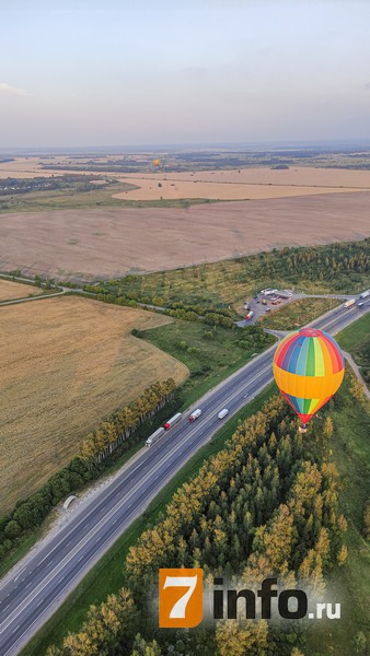 7info публикует фото и видео вечернего полёта фестиваля "Небо России" 7info публикует фото и видео вечернего полёта фестиваля "Небо России" 9 августа корреспондент 7info совершил полёт на воздушном шаре, который состоялся в рамках фестиваля "Небо России".