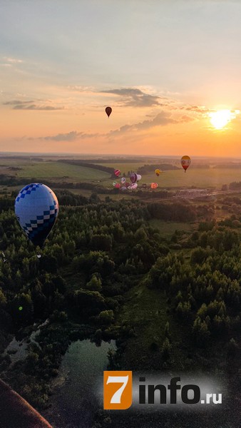 7info публикует фото и видео вечернего полёта фестиваля "Небо России" 7info публикует фото и видео вечернего полёта фестиваля "Небо России" 9 августа корреспондент 7info совершил полёт на воздушном шаре, который состоялся в рамках фестиваля "Небо России".
