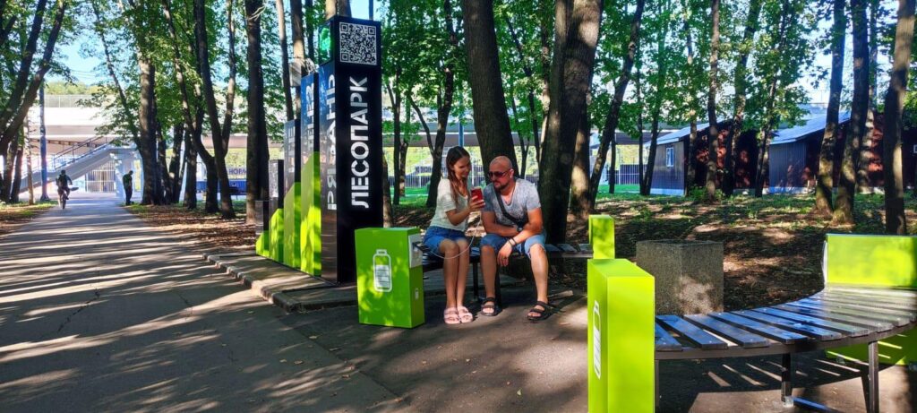 В Лесопарке появилась новая технологичная зона отдыха Tele2 В Лесопарке появилась новая технологичная зона отдыха Tele2 На удобных лавочках можно отдохнуть и полистать ленту в соцсетях с помощью быстрого 4G оператора, а если разрядится смартфон — подзарядить гаджет.