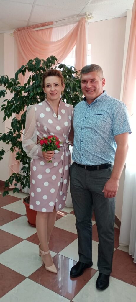 Рязанский ЗАГС опубликовал фото пар, расписавшихся в конце лета Рязанский ЗАГС опубликовал фото пар, расписавшихся в конце лета Снимки молодожёнов сделаны в Касимове, Сараях, Шилове, Пронске, Ряжске, Рязани.