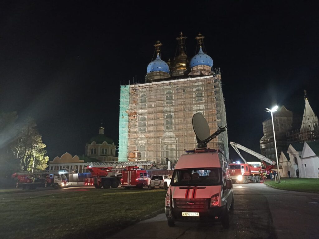 В Рязани поступило сообщение о пожаре на кровле Успенского собора Кремля