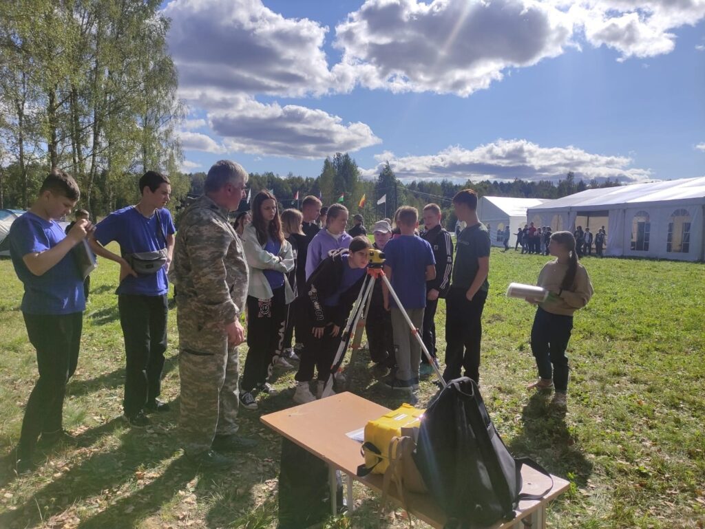 Юные экологи из Рязани стали участниками экослета в Калужской области Юные экологи из Рязани стали участниками экослета в Калужской области При поддержке Рязанской НПК (входит в НК «Роснефть») детская общественная экологическая организация «Хозяин Мещеры» стала участником VIII экологического слета школьников «Подари планете жизнь» в Калужской области.