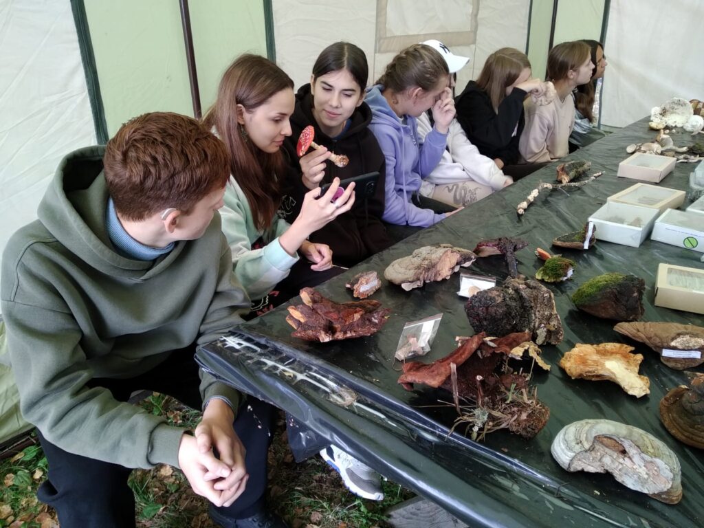 Юные экологи из Рязани стали участниками экослета в Калужской области Юные экологи из Рязани стали участниками экослета в Калужской области При поддержке Рязанской НПК (входит в НК «Роснефть») детская общественная экологическая организация «Хозяин Мещеры» стала участником VIII экологического слета школьников «Подари планете жизнь» в Калужской области.