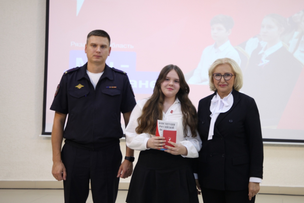 Татьяна Панфилова вручила паспорта юным рязанцам В Центральной городской библиотеке имени С.А. Есенина прошел муниципальный этап акции «Мы – граждане России!», приуроченный ко Дню знаний.